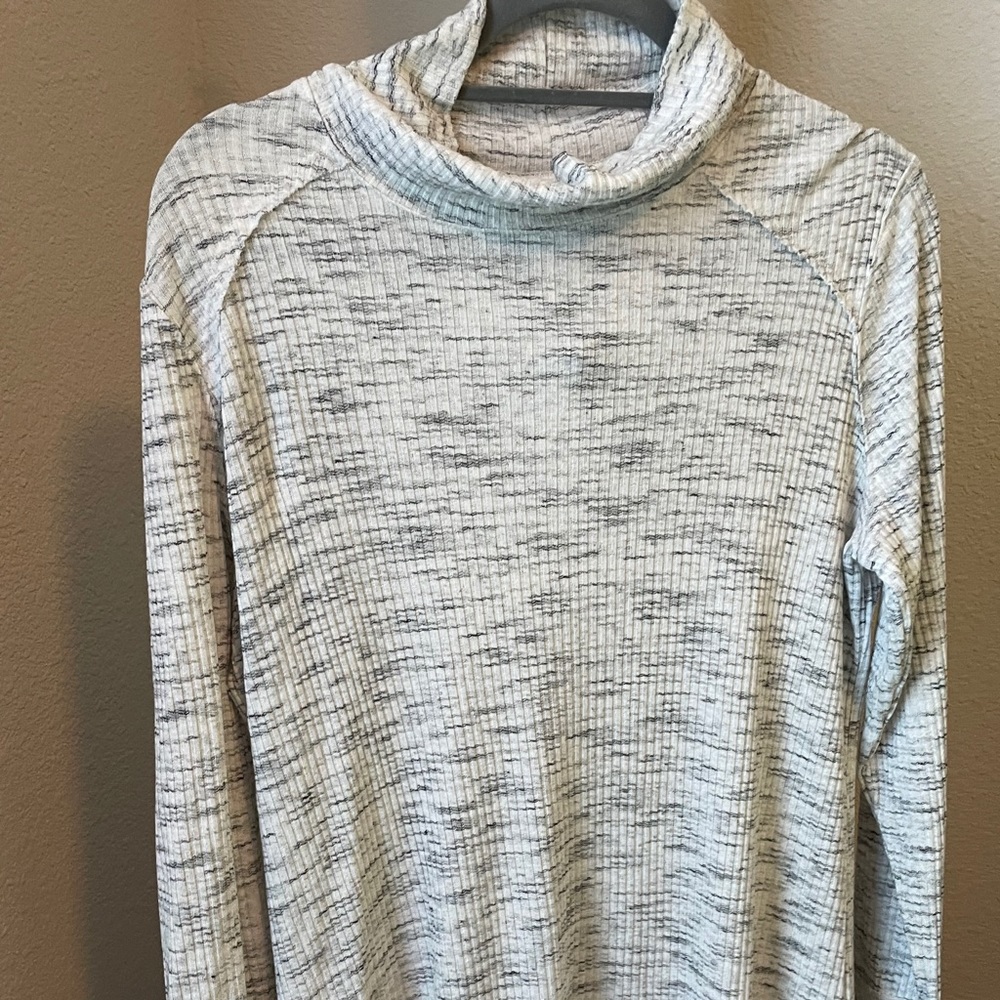 Mock neck maternity tunic w long sleeves